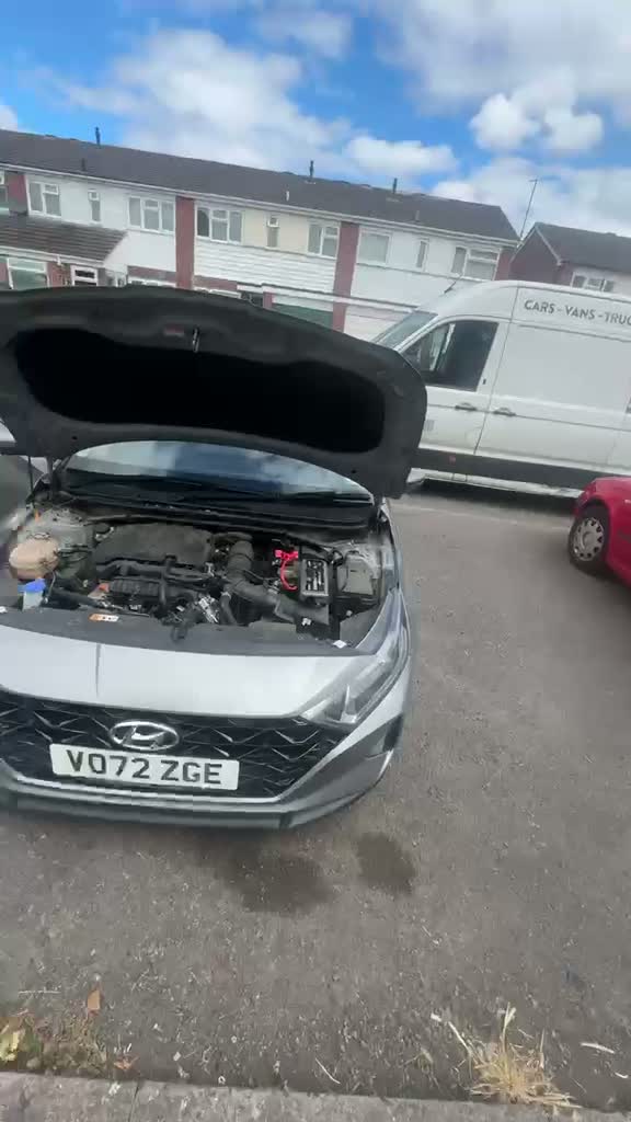 Road Buddy jump starting a car with a flat battery in Stratford-upon-Avon
